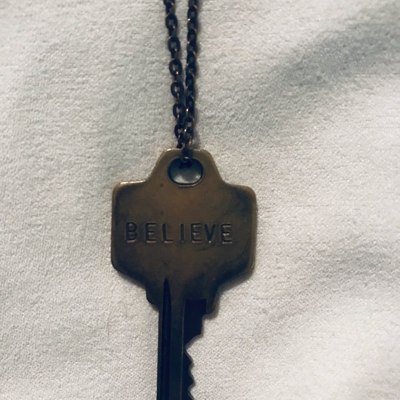 Giving Key necklaces - Picture 4 of 6